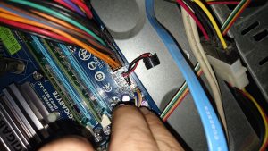 Elimle tuttuğum kablolardan soldaki Power için sağdaki Reset için yakınlaştırıp bakarsan Pw ve Res diye yazıyor zaten.